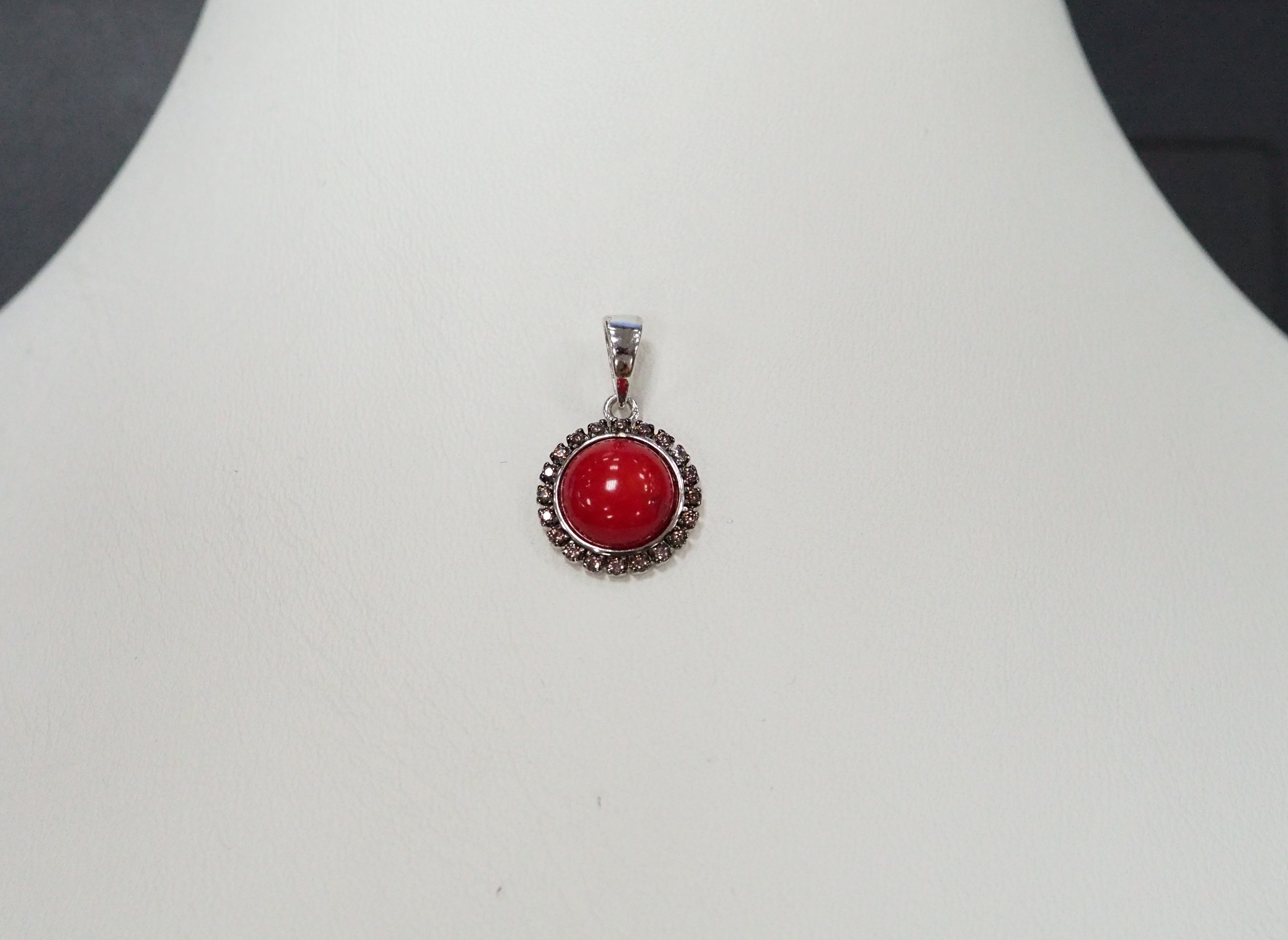 Серебряная подвеска с кораллом